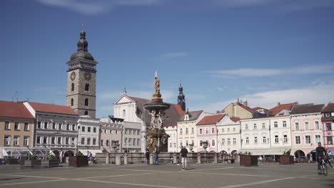 Fuente-Y-Torre-De-Samson-En-La-Plaza-Premysl-Otakar-En-Budejovice-Checo,-Vista-Panorámica