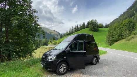 Ein-Vw-Campervan-Geparkt-In-Einem-Parkplatz-An-Der-Seite-Einer-Straße-In-Den-Alpen