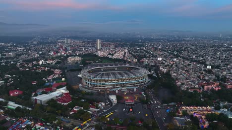 Vista-Aérea-Hacia-El-Estadio-Estadio-Azteca,-Colorido-Atardecer-En-La-Ciudad-De-México