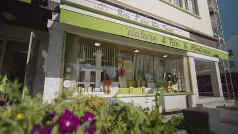 Establishing-shot-of-a-vibrant-shopfront-in-Montpellier,-France