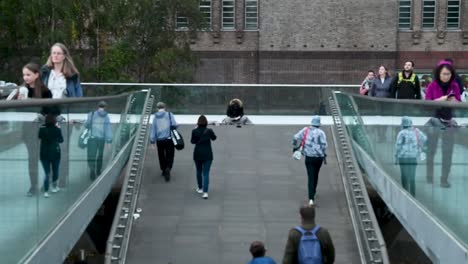 Leyendo-Un-Libro-En-El-Millennium-Bridge,-Londres,-Reino-Unido