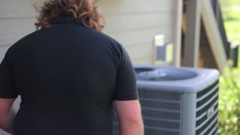 HVAC-technician-fixing-a-broken-air-conditioner-unit