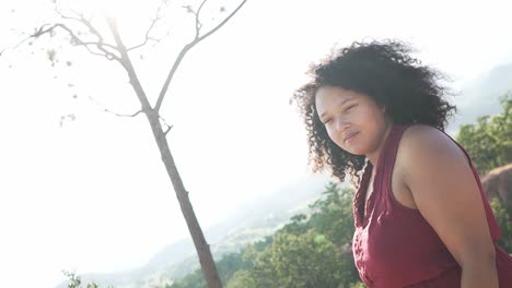 Chica-Negra-Sonriendo-A-La-Cámara-Mientras-Está-De-Pie-En-La-Cima-De-Un-Cañón-En-Tailandia