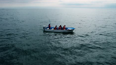 Luftaufnahme-Rund-Um-Ein-Ausflugsboot,-Das-Auf-Offener-See-Nach-Walen-Jagt---Kreisend,-Drohnenaufnahme