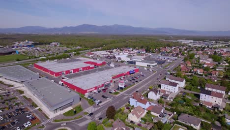 Panorámica-Aérea-Derribada-En-Un-Parque-Comercial-En-Montpellier,-Francia