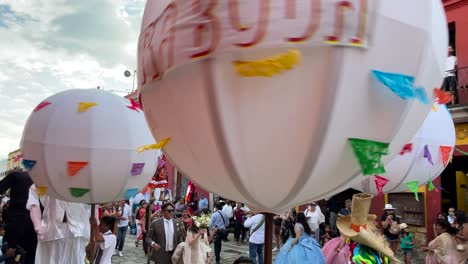 Toma-En-Cámara-Lenta-De-Una-Boda-Tradicional-En-La-Ciudad-De-Oaxaca-Con-Globos-Aerostáticos-Y-La-Novia-En-El-Fondo