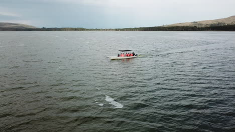 Hermosa-Foto-De-Un-Dron-Orbital-De-Un-Barco-Navegando-En-El-Lago-Naivasha,-Kenia