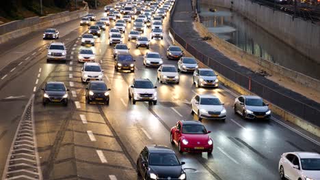 Berufsverkehr-Auf-Mehrspuriger-Autobahn,-Vorderansicht,-Tel-Aviv,-Israel