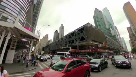 Crossing-a-busy-street-in-downtown-Manhattan,-New-York