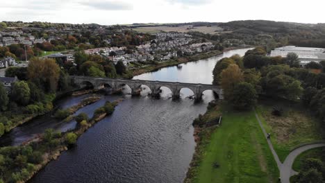 Tiro-De-Drone-Del-Puente-King-George-Vi-Es-Un-Puente-Sobre-El-Río-Dee-En-Aberdeen,-Escocia