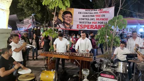 Aufnahme-Einer-Musikgruppe-Mit-Marimba-Im-Zentrum-Der-Stadt-Oaxaca