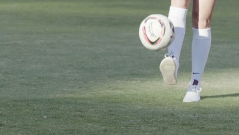 Mädchen-Trainiert-Fußball-Mit-Kegeln-Im-Stadion