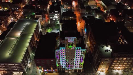 Vista-Aérea-De-Led-Art-Upscale,-Iluminado-En-Una-Pared-De-Edificio,-En-El-Festival-De-Parpadeo-En-Cincinnati,-Ohio,-Ee.uu.---Reversa,-Inclinación,-Disparo-De-Drones