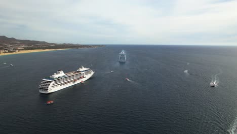 Vista-Aérea-De-Barcos-Y-Cruceros-En-La-Costa-De-Cabo-San-Lucas,-México