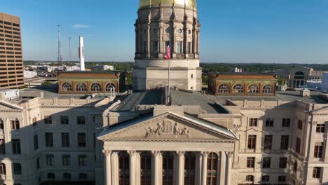 Vista-Aérea-Ascendente-De-La-Cúpula-Del-Capitolio-Del-Estado-De-Atlanta