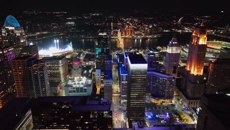 Vista-Aérea-Alrededor-Del-Horizonte-Iluminado-De-Cincinnati,-Ee.uu.---Dando-Vueltas,-Disparo-De-Drones