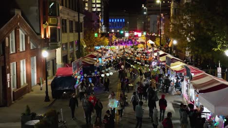 Vista-Aérea-De-Personas-Caminando-Entre-Puestos-En-La-Calle-De-La-Ciudad-En-Cincinnati,-Ee.uu.,-En-El-Festival-De-Las-Luces-Y-El-Arte