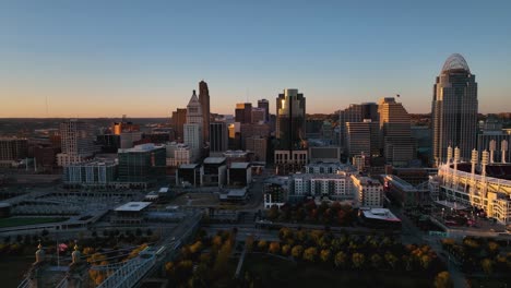 Vista-Aérea-Del-Horizonte-De-Cincinnati,-Durante-Una-Colorida-Tarde-De-Otoño---Retroceder,-Disparo-De-Drones