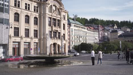 Leute,-Die-Den-Wasserstrahl-Der-Heißen-Quellenkolonnade-In-Karlsbad-Oder-Karlsbad,-Tschechische-Republik,-Beobachten