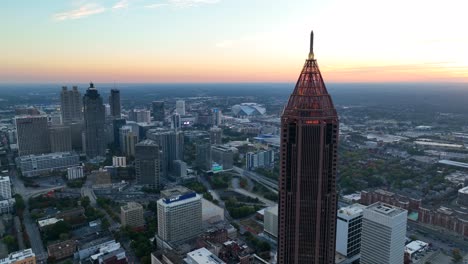 Alta-Vista-Aérea-Cinematográfica-Del-Horizonte-De-Atlanta-Y-El-Edificio-Del-Banco-De-América-Al-Atardecer