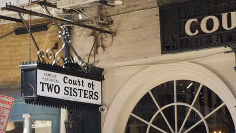 Signo-De-La-Corte-Del-Restaurante-De-Dos-Hermanas-Exterior-Del-Día-De-Nueva-Orleans,-Luisiana