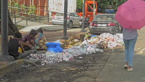 Toma-Estática-De-Un-Grupo-De-Traperos-Asiáticos-Desechando-Medicamentos-Vencidos,-Tabletas,-Jarabes-En-Medio-De-La-Basura-Seca-De-La-Ciudad