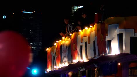 Krewe-Von-Boo-Parade-Fahrer-Werfen-Perlen-New-Orleans-Night