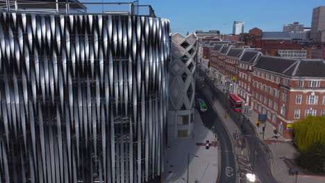 Toma-Aérea-De-Un-Dron-Volando-A-Través-Del-Abstracto-Victoria-John-Lewis-Aparcamiento-De-Varios-Pisos-En-El-Centro-De-La-Ciudad-De-Leeds-En-Un-Día-Soleado