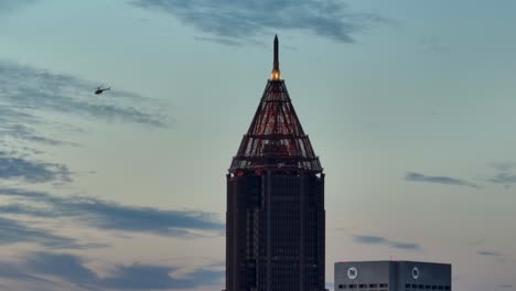 Helicóptero-Pasa-Por-La-Torre-Del-Banco-De-América-En-Atlanta