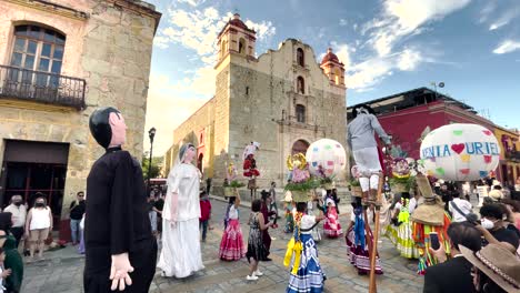 Tiro-A-Cámara-Lenta-De-Una-Celebración-De-Boda-Tradicional-En-Oaxaca-México