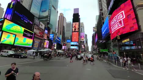 Cruzando-La-Calle-Cerca-De-Times-Square-En-Nueva-York