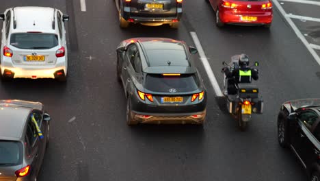 Coches-Familiares-Corriendo-Durante-Un-Atasco-De-Tráfico-En-La-Autopista-Ayalon-De-Tel-Aviv.