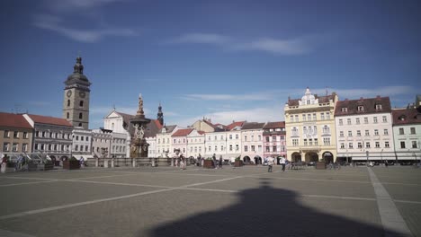 Premysl-Otakar-Platz-Im-Tschechischen-Budweis,-Schwenkansicht,-Sonniger-Tag