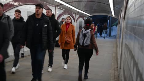 Music-underneath-Blackfriars-Bridge,-London,-United-Kingdom