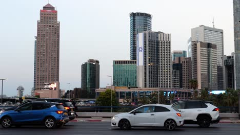 Coches-Detenidos-En-Atascos-De-Tráfico-En-La-Carretera-En-El-Centro-De-Tel-Aviv-Israel,-Tiro-De-Camión