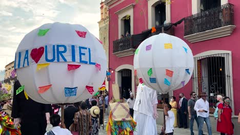 Toma-En-Cámara-Lenta-De-Una-Boda-Tradicional-En-La-Ciudad-De-Oaxaca-Con-Los-Globos-De-Aire-Girando