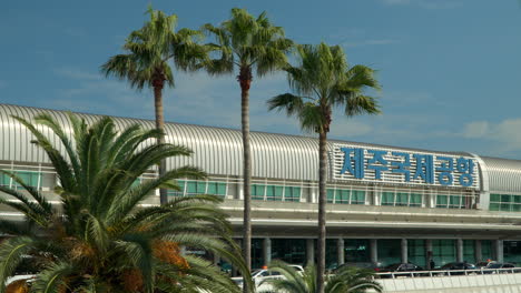 Palmeras-Y-Fachada-Exterior-Del-Aeropuerto-Internacional-De-Jeju-En-Jeju-do,-Corea-Del-Sur