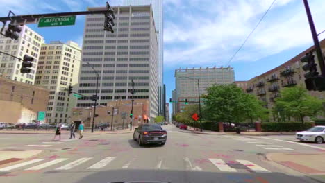 Conduciendo-En-Los-Suburbios-Del-Centro-De-Chicago-Hacia-La-última-Milla-De-La-Ruta-66-Con-Giro-En-Cruces-De-Calles