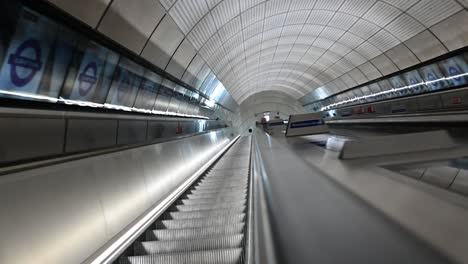 Please-stand-on-the-right,-London-Underground,-London,-United-KIngdom