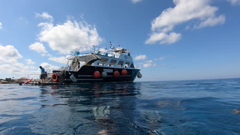 Velero-Con-Salvavidas-Y-Equipo-De-Seguridad-Atracado-En-Medio-Del-Mar-Caribe-|-Velero-De-Turismo-Con-Equipo-De-Seguridad-Para-La-Aventura-De-Natación-Y-Esnórquel