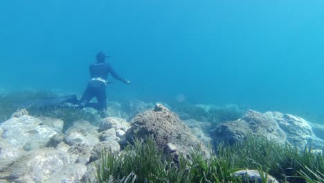 Speerfischen-Freitaucher-Auf-Der-Suche-Nach-Fischen