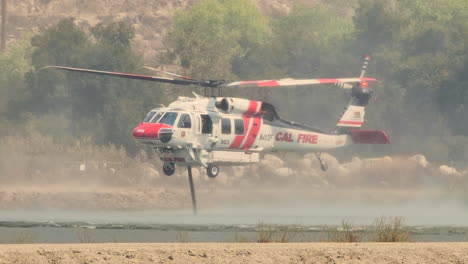 Firefighting-Firehawk-Schwebt-über-Dem-See,-Um-Wassertank,-Fairview-Fire,-Hemet-Nachzufüllen