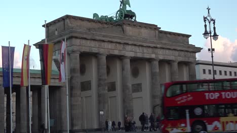 Touristen-Besuchen-Gerne-Das-Brandenburger-Tor-In-Berlin,-Deutschland