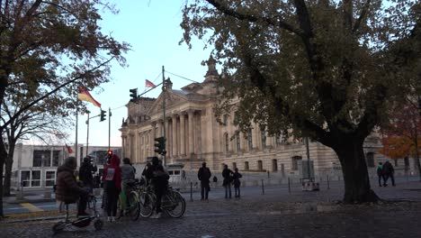 Touristen-Besuchen-Gerne-Den-Reichstag-In-Berlin,-Deutschland