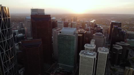 Vista-Aérea-Sobre-El-Horizonte-De-Calgary,-Puesta-De-Sol-De-Otoño-En-Canadá---Reversa,-Disparo-De-Drones