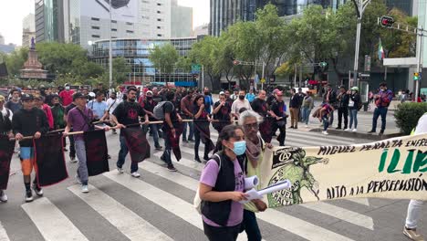 Vista-Frontal-En-Cámara-Lenta-De-Una-Manifestación-Pacífica-En-La-Ciudad-De-México