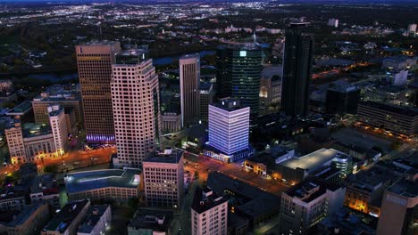 Dron-Hiperlapso-Disparado-Desde-El-Centro-De-La-Ciudad-De-Winnipeg,-Atardecer-En-Manitoba,-Canadá---Retroceso-Aéreo