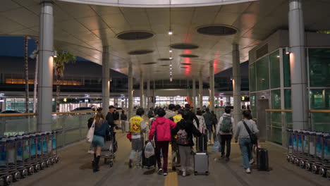 Pasajeros-Caminando-En-El-Aeropuerto-Por-La-Noche