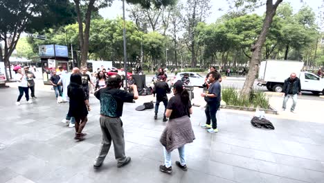 Foto-De-Gente-Bailando-En-La-Calle-En-La-Ciudad-De-Mexico