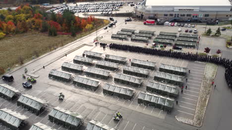 Pan-Aéreo-De-La-Procesión-Fúnebre-De-La-Policía-Muerta-En-Servicio-En-Canadá